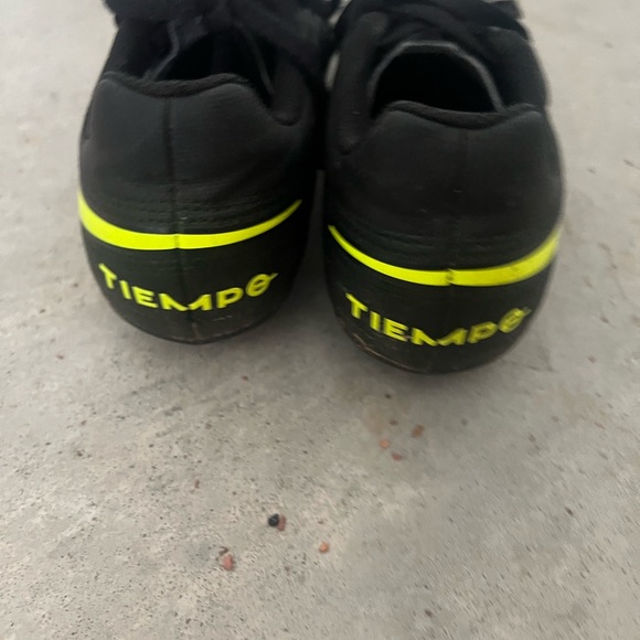 Boys soccer cleats - Nike tempo size 13c - Picture 2 of 3